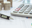 Emprendedora analizando la previsión de tesorería y el mix financiero