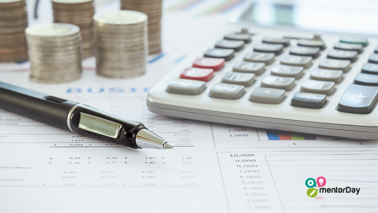 Emprendedora analizando la previsión de tesorería y el mix financiero